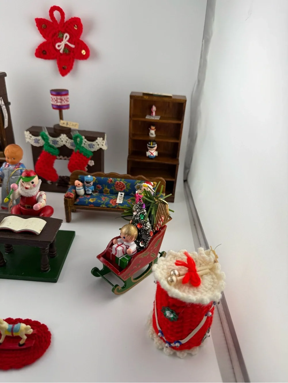 Vintage-style miniature dollhouse furniture and Christmas decorations Scale 1:12